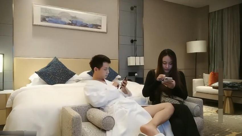 酒店约操丰满外围小姐姐，激情口爆，直插蜜穴